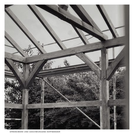 Sprengwerk und geschwungene Kopfbänder für eine zeitlose Optik des Holzpavillons