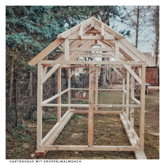 Gartenhaus mit Krüppelwalmdach Gartenhaus mit Krüppelwalmdach
