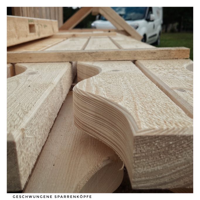 Verzierte Sparrenköpfe Geschwungene Sparrenköpfe