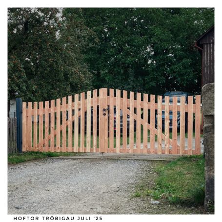 geschwungenes Hoftor aus Lärchenholz `25