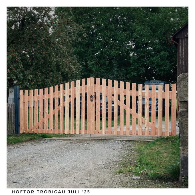 geschwungenes Hoftor aus Lärchenholz `25 geschwungenes Hoftor aus Lärchenholz `25
