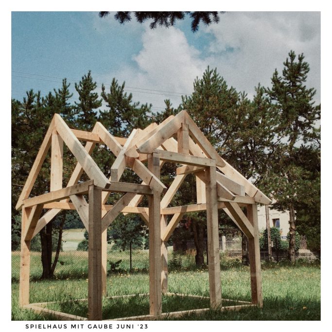 Spielhaus mit Gaube Spielhaus mit Gaube